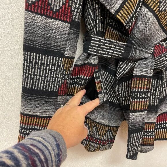 NWT Buckle - Daytrip Black & Gray Aztec Print Tie Waist Jacket Coat sz S - Picture 4 of 5
